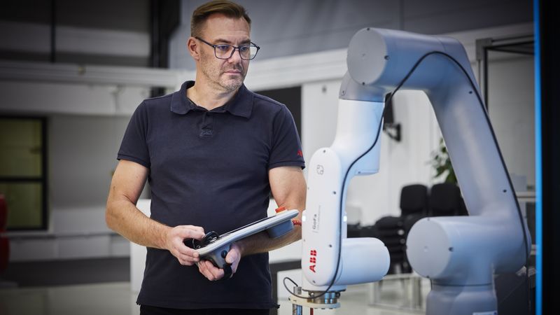 Intuitive No‑Code‑Tools und KI‑gestützte Software senken die Einstiegshürden in die Robotik und machen sie selbst für Anwenderinnen und Anwender ohne Programmierkenntnisse schnell zugänglich.(Bild:  ABB Robotics)