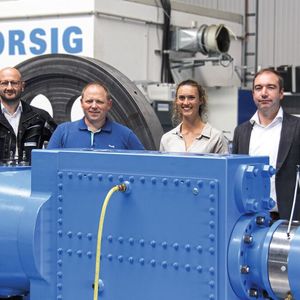 Vertreter der BZM und RWE an einem Verdichter Bx36 nach erfolgreichem Probelauf (Source:  Borsig)