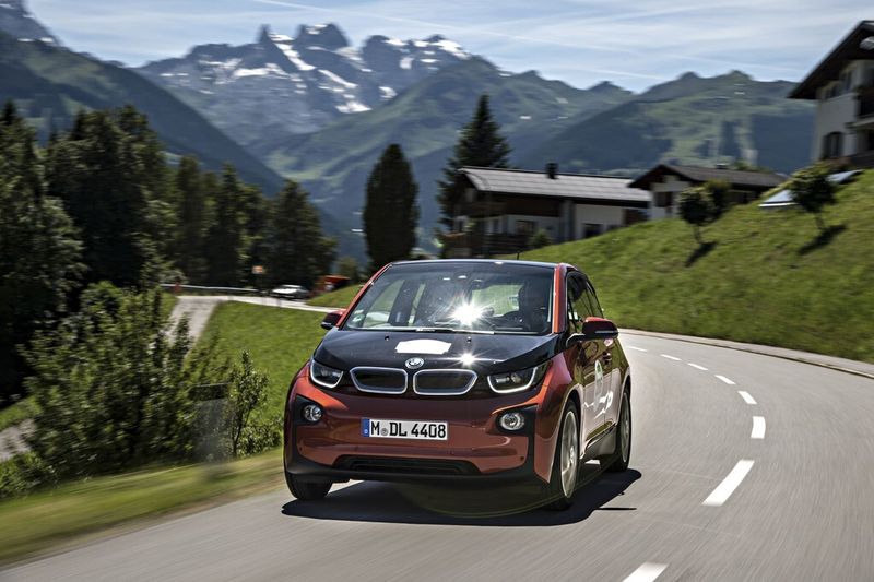 Mit insgesamt weltweit fast 15.000 verkauften BMW i3 kann erstmals ein deutscher Autobauer attraktive Absatzzahlen auf dem E-Mobilitätsmarkt verbuchen. (BMW)