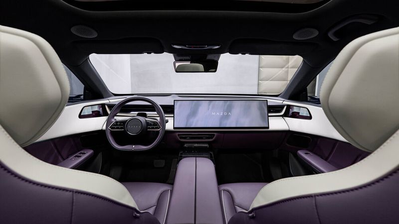 Der schlichte Innenraum bietet wird von einem 26,45-Zoll-Touchscreen geprägt. (Bild: Mazda)