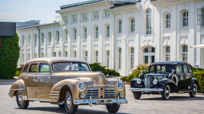 Flaggschiffe mit raffiniertem Luxus – Die erste Generation des Skoda Superb (Modell 1948 links und Vorkriegsmodell rechts im Bild). (Bild: Skoda)