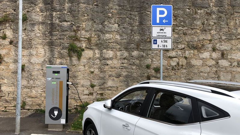 Der Bericht empfiehlt, mehr Parkflächen für E-Fahrzeuge zu kennzeichnen und dort schärfer gegen Falschparker vorzugehen. (Bild:  Wehner)