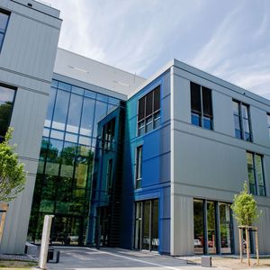 Moderne Glasfassaden und farbliche Akzente bestimmen den Haupteingang des Forschungsbaus Zemos.