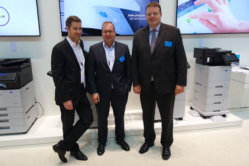 Drucker-Profis unter sich (v. l.): Florian Warstat, Peter Sturmfels und Fabian Maiwald, Samsung (Bild: IT-BUSINESS)