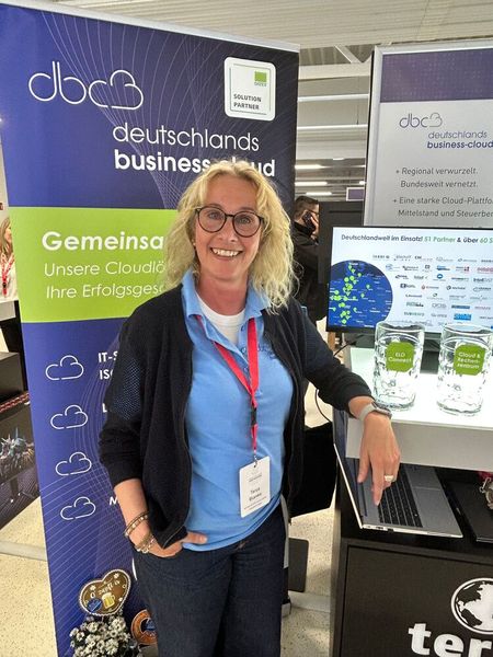 Tanja Blanke ist gut gelaunt für dbc zur Messe angereist. (Bild: Vogel IT-Medien GmbH)