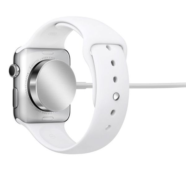 Der Akku der Apple Watch soll bis zu 18 Stunden durchhalten. Mit dem magnetischen Connector soll sich die Uhr quasi „idiotensicher“ auch im Halbschlaf laden lassen. (Bild: Screenshot/www.apple.com/de)