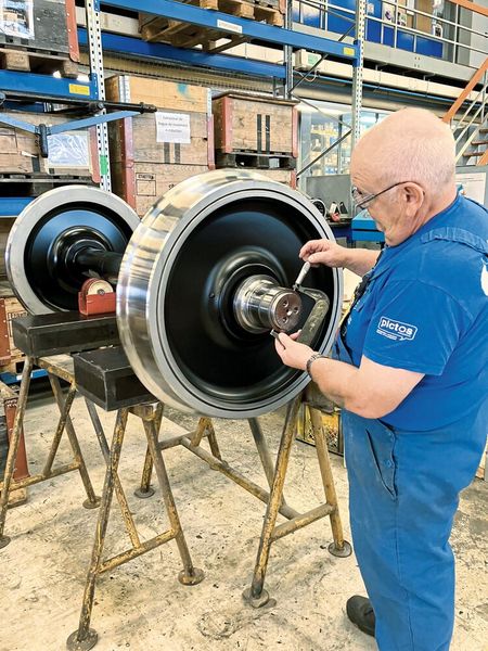 Montage d’un essieu porteur après usinage à l’atelier de maintenance ferroviaire. (Source : Scheuchzer SA)