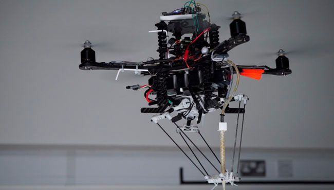 Die Buildrone erkennt und repariert Schäden in schwer zugänglichen Gebieten. (Bild: The UAE Drones for Good Award)