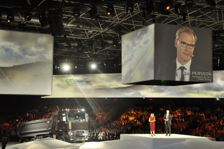 Hier steht Olaf Persson, Präsident der Volvo Group, neben der neuen C-Range: „Wir haben nicht nur unsere Produkte erneuert, sondern auch die Serviceleistungen verbessert.“ (Foto: Richter)