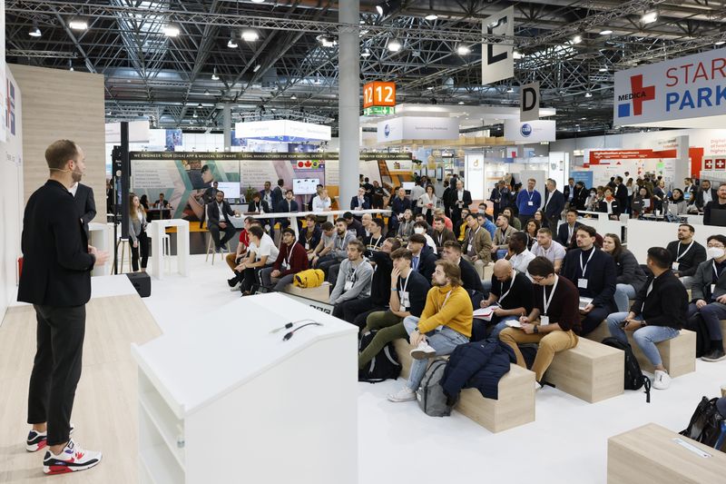 Ein Highlight ist die Medica Start-up Competition als Wettbewerb junger Entwicklerteams um die innovativste Healthcare-Lösung für eine digital vernetzte Versorgung. Die Sieger: 1. IDOVEN (Spanien), 2. AlgoDx (Schweden), 3. Reactive Robotics (Deutschland) (Messe Düsseldorf, Constanze Tillmann)