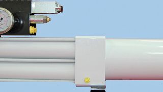 Der Linear-Gleichlaufmengenteiler sorgt dafür, dass auf hydraulische Weise mehrere Hydraulikzylinder synchron bewegt werden. (Bild: Lemacher Hydraulik)