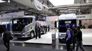 CATL und auch BYD präsentieren neue Batteriesysteme für den Nutzfahrzeugmarkt. Beide Unternehmen waren auch auf der IAA Transportation vertreten. BYD zeigte dort erstmals auch zwei elektrifizierte Lkw.  (Bild: Andreas Wehner/ Vogel Communications Group)