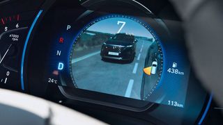 Der Hyundai Santa Fe erhält als zweites Fahrzeug der Marke einem Monitor für den Totwinkelassistenten.  (Hyundai)