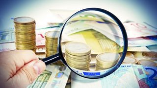 Künstliche Intelligenz schaut bei der Steuerfahndung genau hin. (Bild: Jürgen Fälchle – stock.adobe.com)