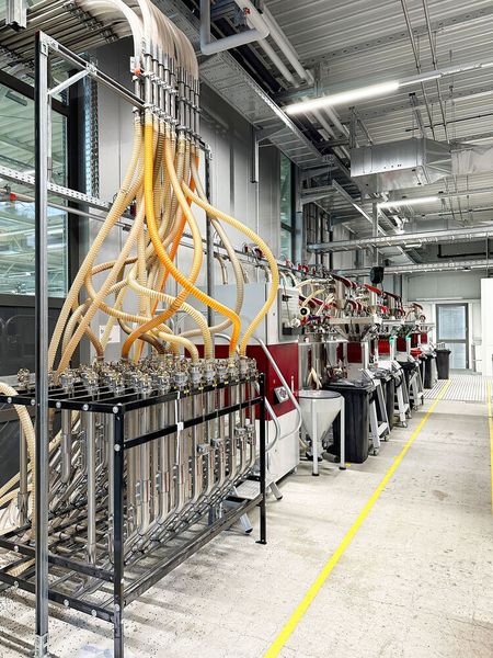 Das Mahlgut aus Kunststoffangüssen et cetera wird mit gravimetrischen Dosiergeräten vom Typ Gravimax von Wittmann schließlich grammgenau in die Materialversorgung eingespeist. Allein die vier Mühlen haben sich nach etwa einem halben Jahr amortisiert, heißt es vom Anwender. (Bild: Wittmann)