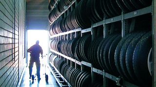 Eingelagerte Reifen sollten richtig versichert sein – sonst kann es teuer werden. (Foto: Rosenow)