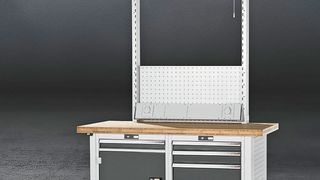 Der Monteur kann die Höhe der Arbeitsplatte der Werkbank aus der Gridline-Serie bequem elektrisch verstellen und so an seine jeweilige Arbeit ergonomisch anpassen. (Hoffmann)