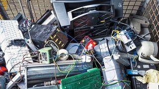 Elektroschrott beim Recycling wieder in seine Ausgangsmaterialien zerlegen zu können schont Ressourcen. (Amadeus Bramsiepe, KIT)