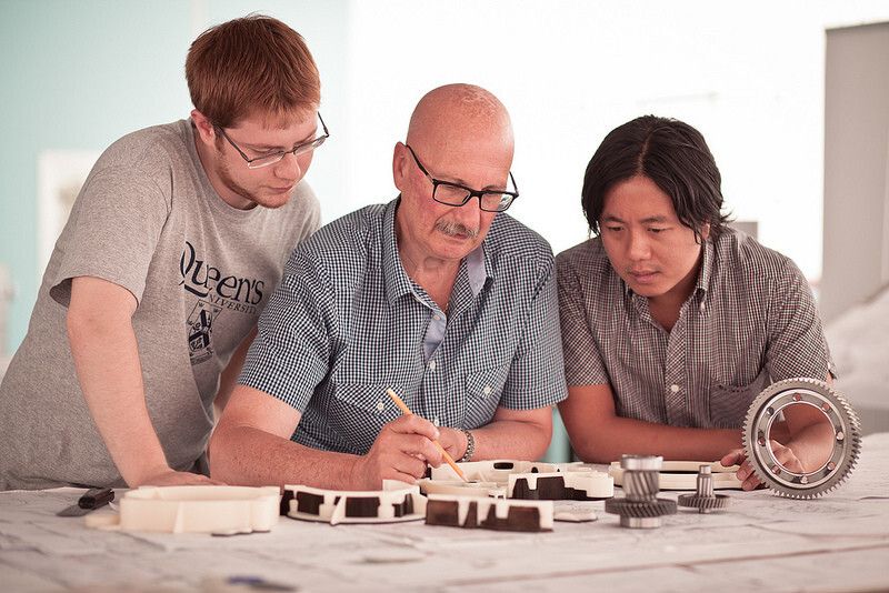 Ampelio Macchi (Mitte), Co-founder des OSVehicle-Projekts, bei der Arbeit mit seinem Team. (Bild: OSVehicle)
