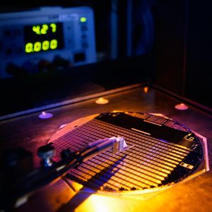 Neue Weltrekordsolarzelle auf einem 100-mm-Wafer mit ungefähr 500 Konzentratorzellen