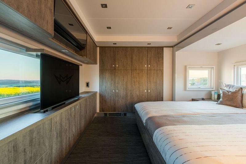 Und natürlich geht es modern zu – ein großer, versenkbarer Fernseher gehört dazu. (Bild: Magellano)