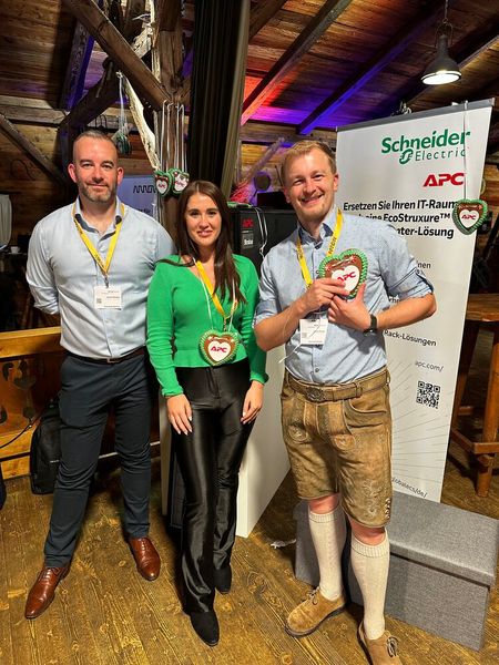 Mind. ein Herz bekommt man von dem Schneider Electric Team (v. l. ) James Mealor, Gemma Jimenez und Jonas Rosen. (Bild: Vogel IT-Medien )