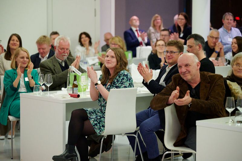 Impressionen vom ELEKTRONIKPRAXIS Frühlingsfest 2023 im Ketterer Kunst mit der Verabschiedung von Johann Wiesböck.  (Bild: © EYE AM CHRIS)