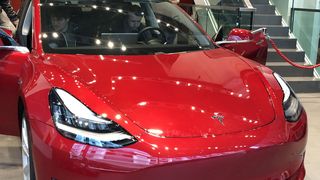 Das Tesla Model 3 war im März das Fahrzeug, für das beim Bafa die meisten Förderanträge eingingen. (Bild: Seyerlein / »kfz-betrieb«)