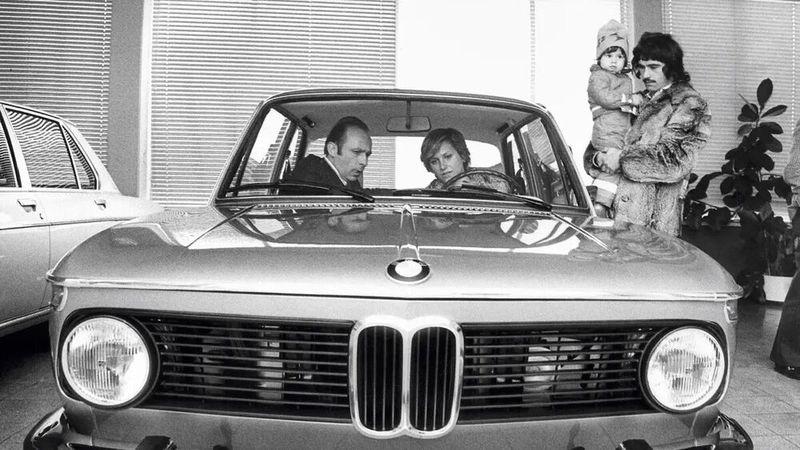 Populär bei Promis – Der BMW 2002 überzeugte auch den Fußballstar Gerd Müller und seine Familie. (Bild: BMW AG)