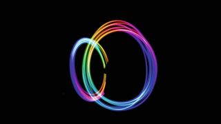 Lichtbahnen, aufgenommen bei Nacht (Symbolbild) – Während hier eine gute Kamera und längere Belichtungszeit ausreichen, sind für die Aufnahme von Elektronen hochmoderne Mikroskopietechniken nötig. (gemeinfrei, Tyler Lastovich)