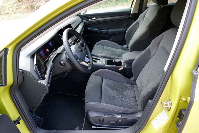 Die hervorragenden Sportkomfortsitze machen ihrem Namen alle Ehre. Sie sind bequem, bieten aber trotzdem genügend Seitenhalt bei schneller Kurvenfahrt. (Bild: Rosenow/»kfz-betrieb«)