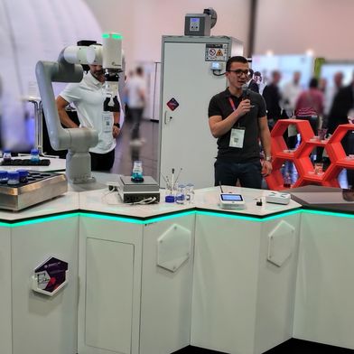 Blick auf den Use Case auf der LAB-SUPPLY 2025 in Augsburg (Bild: SmartLab Solutions GmbH)