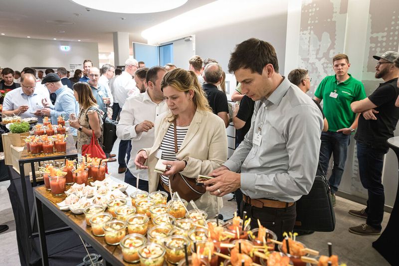 Anwenderkongress Steckverbinder 2023: Tag 1 mit Basisseminaren, Podiumsdiskussion und Posterslam. (Bild: Stefan Bausewein)