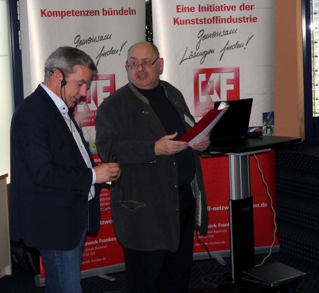 Michel Grosalski (links) von der Agrodur Grosalski GmbH & Co. KG berichtete im Rahmen der KNF-Veranstaltung „3D-Drucktechnologie aus der Sicht von Anwendern“, was seiner Erfahrung nach mit dem Freeformer von Arburg geht, und was nicht. Rechts daneben, der Initiator und Knüpfer des Kunststoff-Netzwerk-Franken, Hans Rausch. (Bild: KNF)