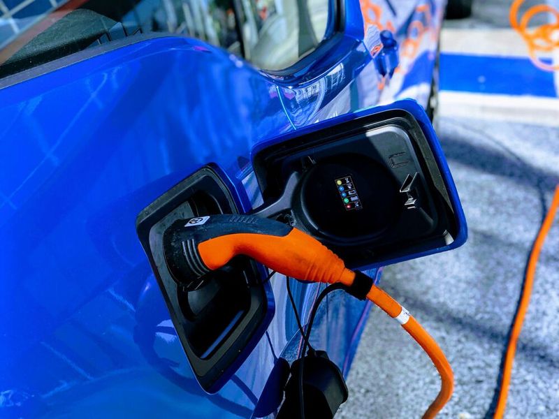 Unterschiedliche Temperaturen und Drücke während des Betriebs und der Ladevorgänge von Elektrofahrzeugen stellen eine besondere Beanspruchung für Schraubverbindungen dar. (Bild:  frei lizenziert / Unsplash)