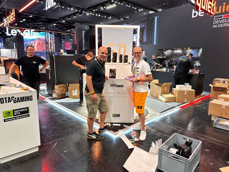 Paar Stunden vor dem Opening herrscht noch Chaos, aber Zisis und Maciej (ZOTAC) sind super gut drauf. (Bild: Vogel IT-Medien)
