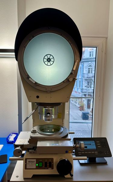 Cette machine à LED a été conçue en 1980 et est toujours très vendue. Elle permet sans programme et avec un calque de détecter en un coup d'œil le problème, grâce notamment à son calibrage avec des règles au 10e de μ. (Source : MSM)