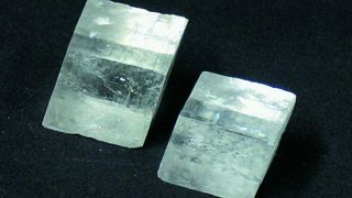 1		Kalziumkarbonatkristalle (Calcit), kristallwassserfreie Kalziumkarbonate, kommen auch als Aragonit und Vaterit vor. Bilder: Arrhenius-Labor Universität Stockholm (Archiv: Vogel Business Media)