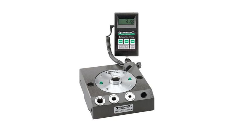 Das Prüfgerät Sensotork 7707 W bietet maximale Flexibilität und passt dank seiner geringen Abmessungen und der flexiblen Montagemöglichkeiten an nahezu jeden Arbeitsplatz. (Bild: Stahlwille)