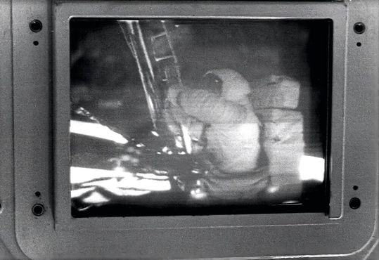 Das unkonvertierte SSTV-Rohsignal, wie es am Monitor der australischen Bodenstation Honeysuckle Creek ankam, mutmaßlich fotografiert vom Videotechniker Ed von Renouard mit einer privaten 35-mm-Kamera. Das Bild zeigt Armstrong an der Mondlandefähre und ist schärfer als das, was 650 Millionen Fernsehzuschauer nach der Konvertierung zu NTSC zu sehen bekamen.(Bild:   / CC0)