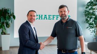 Freuen sich auf die zukünftige Zusammenarbeit: Rodrigo Peres, Senior Vice President Business Unit Vehicle and Battery Controls bei Schaeffler (links), und Marc Synnot, General Manager Ireland Operations bei Sonatus. (Bild: Sonatus)