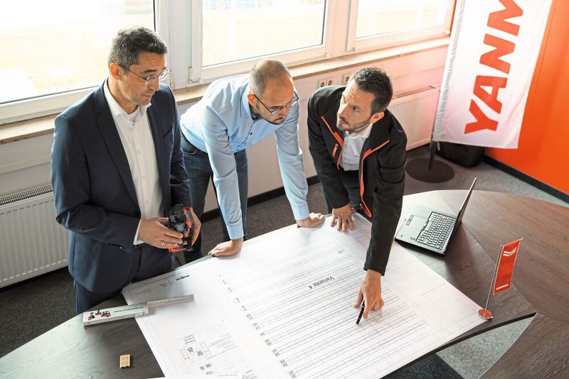 Lösungsfindung (v.l.): Jozo Dramac, Leiter Intralogistik beim Linde-Vertragshändler Ernst Müller, im Gespräch mit Dominik Haag, Parts Operations Manager, und Markus Köhler, Director Aftermarket (beide Yanmar Compact Equipment Europe). (Bild: Linde-MH)