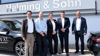 V. li.: Helming & Sohn-Geschäftsführer Achim Helming, Schadenmanager Thorsten Nieters und Aftersales-Leiterin Claudia Niermann kooperieren beim Schadenmanagement mit dem TÜV-Nord-Team, bestehend aus Account-Manager Thorsten Schmitz und Teamleiter Autohaus und Werkstätten Erhard Schomaker.   (Bild: »kfz-betrieb«/Schweitzer)