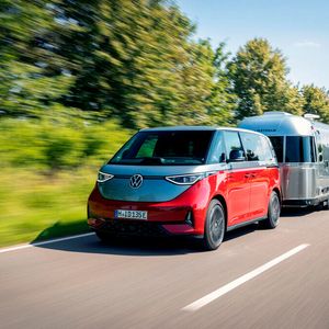 Die Leistung der heckgetriebenen Versionen steigt von 150 kW (204 PS) auf stolze 210 kW (286 PS). Das neue Spitzenmodell GTX bringt mit Allradantrieb sogar 250 kW (340 PS) auf die Straße.(Bild:  Autoren-Union Mobilität/Volkswagen)