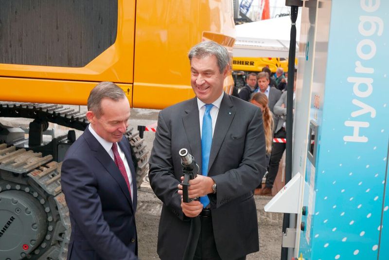 Eine Wasserstofftankstelle darf auf der Baustelle nicht fehlen, wenn es nach Liebherr geht. Der Wasserstoffbagger R 9XX H2 hat deshalb den Bauma Innovationspreis 2022 in der Kategorie Klimaschutz gewonnen. Er ist der erste Hydraulikbagger von Liebherr, der von einem Wasserstoffmotor angetrieben wird.  (Bild: Sandro Kipar/VCG)
