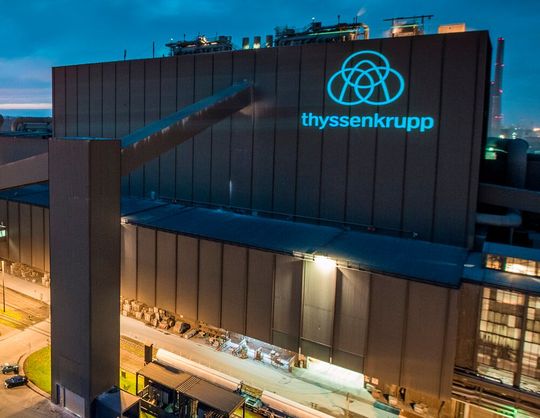 Die Belegschaft bei Thyssenkrupp Steel kann sich erstmal entspannt zurücklehnen. Denn nach Aussage der Unternehmensentscheider soll es keine betriebsbedingten Kündigungen wegen der geplanten Restrukturierung geben. Doch die Zukunft werde kein Zuckerschlecken ...(Bild:  Thyssenkrupp)