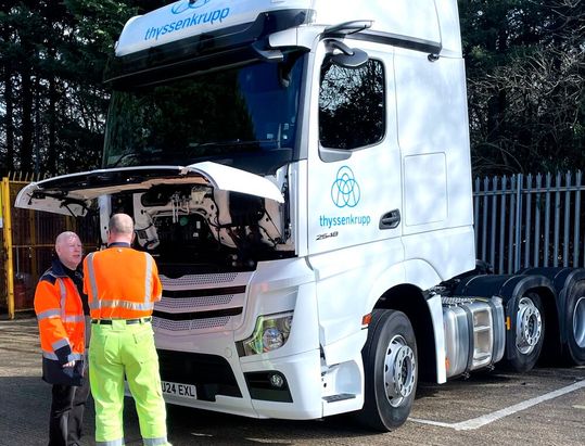 Thyssenkrupp Materials Services tankt in Großbritannien jetzt Pflanzenöl statt Diesel in die Lkw-Flotte. Was das Unternehmen sonst noch in Sachen Antriebsalternativen plant, erfahren Sie hier ...(Bild:  Thyssenkrupp Materials Services)