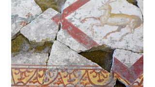 Das sind zusammengesetzte Teile eines Freskos aus der zerstörten römischen Stadt Pompeji. Das Bruchstück-Chaos zusammenzusetzen, kostet normalerweise Jahre. Forscher aus Bonn nutzen dafür jetzt aber künstliche Intelligenz und Robotik, um die Zeitfresserei zu eliminieren ... (Bild: Uni Bonn)