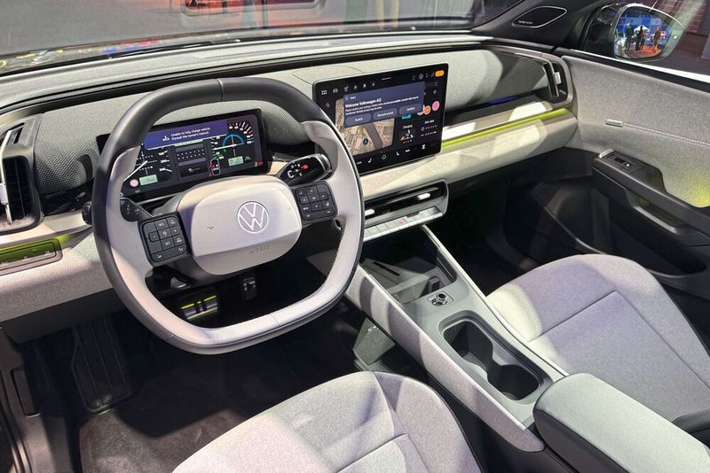 Per Knopfdruck lässt sich im „Digital Cockpit Pro“ eine Retro-Anzeige im Stil des Golf I aktivieren. Auch im ID.Cross setzt VW auf viele echte Knöpfe anstelle von kapazitiven Steuerelementen und Touchbedienung. (Bild: Achter – VCG)