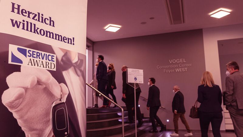 Nachdem die Preisverleihung im Vorjahr online stattfand, konnten sich dieses Jahr die Teilnehmer wieder im Vogel Convention Center treffen – geschützt von der 2G-Plus-Regel (geimpft oder genesen sowie mit einem tagesaktuellen Coronatest). (Stefan Bausewein)
